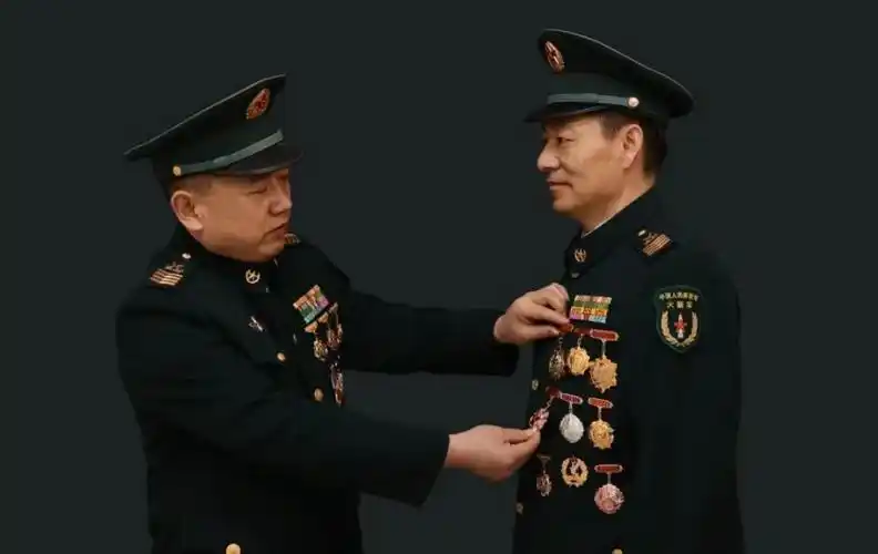 两位导弹维修"兵王"光荣退休_腾讯新闻