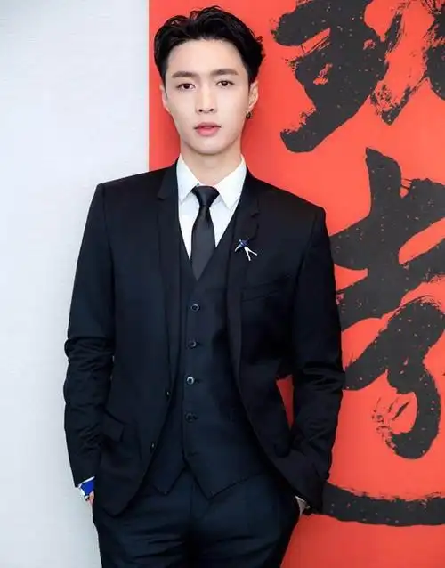 娱乐圈穿西装最帅的四位男星,吴亦凡垫底,胡歌内敛,第一还是他