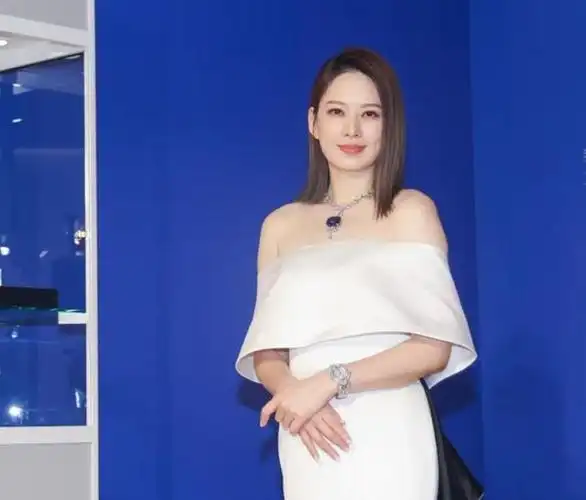 根据媒体报道,女星殷悦(melody)在8月1日宣布离婚仅过了24天后就出现