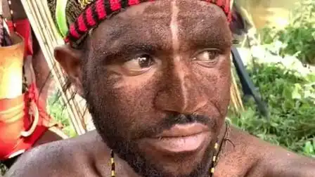 据说他是非洲野人部落最美的男人,在当地非常受欢迎,你们觉得呢?