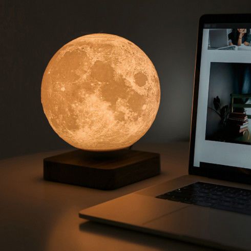 夜色下的温暖悬浮月球漂浮灯光温馨书房木色护眼