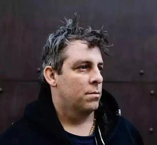 年薪500万发型师为流浪汉理发!只是修理下头发,竟可以秒变精英