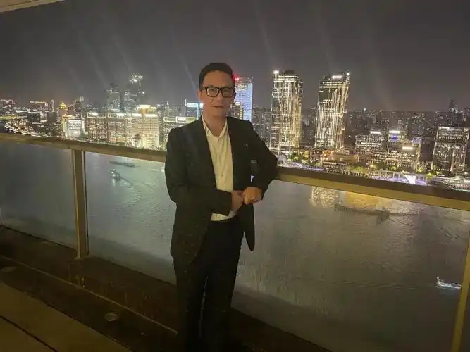 东方卫视主持人捧场负面富翁周正毅生日宴,你如何看待他们的做法?