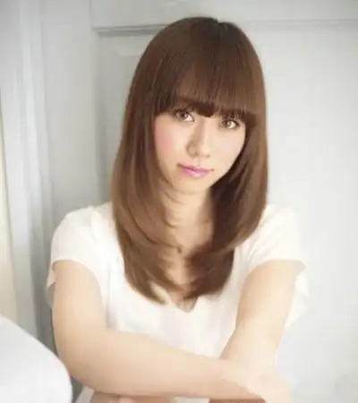 而且发尾部分采用有层次的碎发来设计之后,整款披肩直梨花头发型也会