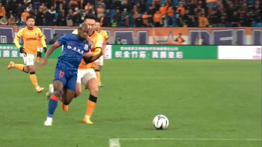 巴索戈不讲理加速,刘军帅战术犯规被直接罚下 - nba直播吧