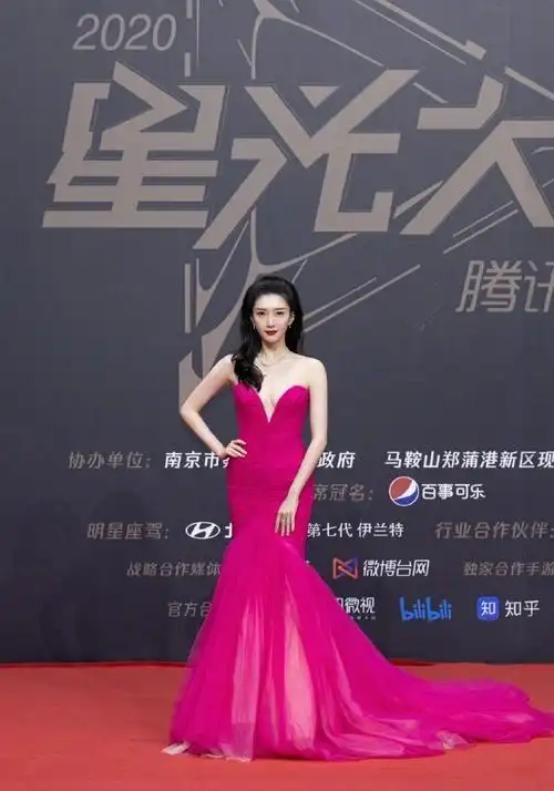 1220江疏影今天出席星光大赏红毯的江疏影两套服装亮相红毯造型身穿的