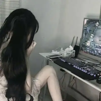 电竞女生头像高清萝莉戴耳机正在打游戏的电竞女头像