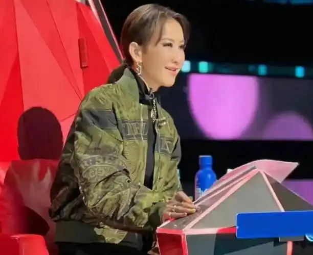 杨坤学员为李玟发声,否定50万转椅子确认合同事宜,揭更多内幕