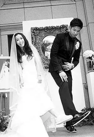 范玮琪黑人结婚戒指套不上 小s激动大哭(组图)