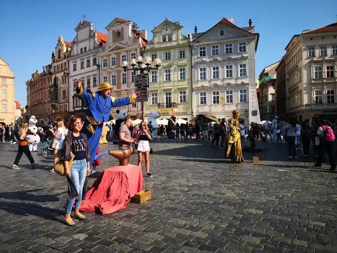 昨天下午在捷克的老城广场,广场很热闹有很多游客也有街头卖艺之人.