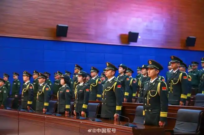 仪式现场,新排长们身着礼服,神采飞扬地迎接属于他们的军旅高光时刻.