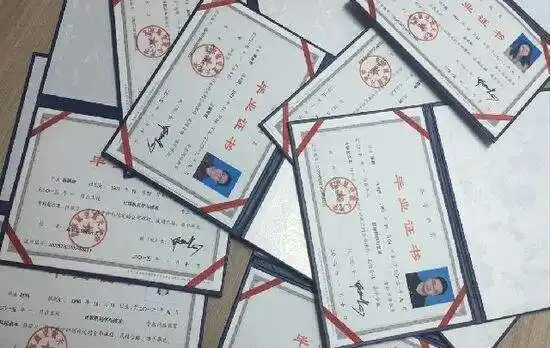 报考专升本必须带上本人大专毕业证复印件1张或者大专毕业证原件.