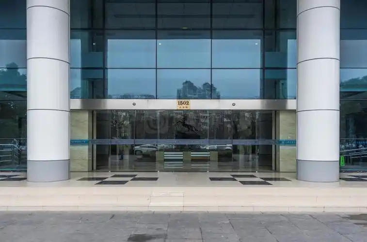 东智商务广场大门