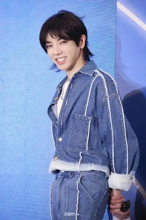 消息华晨宇今日亮相品牌活动一口闪亮大白牙甜到每个人心里