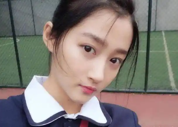 没想到关晓彤,早期的素颜照如此好看!难怪惹人爱