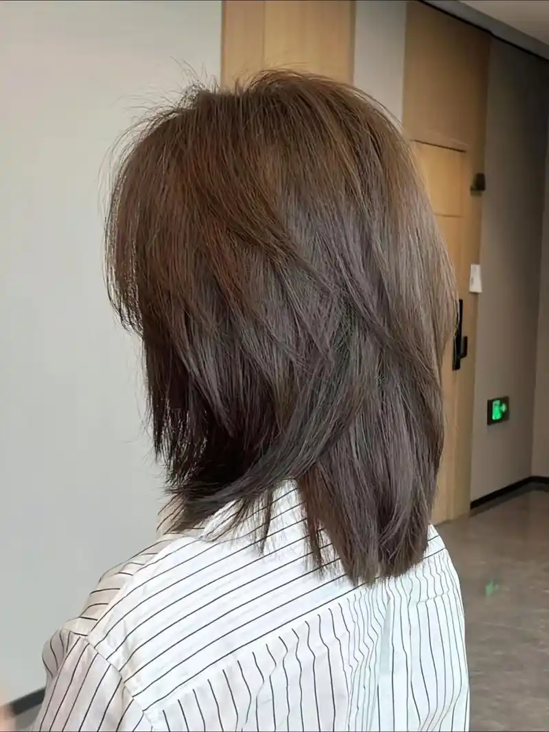 适合所有脸型女生的高层次锁骨短发 冷茶棕