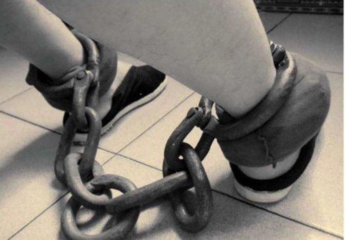 黑龙江男子铁链锁住妻子50多年,暴力殴打,女子下决心杀夫