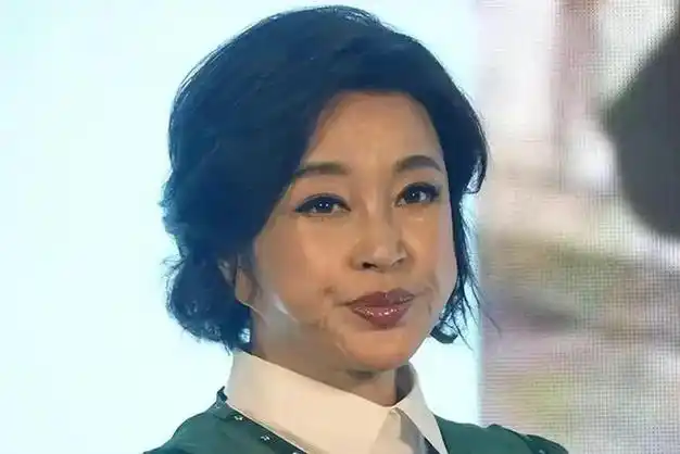 71岁刘晓庆新片不装嫩卖千元书法受争议耳朵变长疑过度拉皮