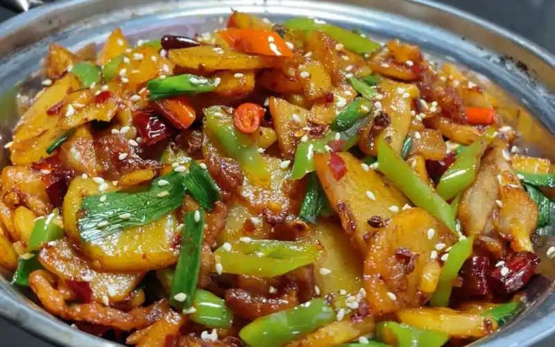 大厨教你川菜特色菜干锅土豆片,香辣开胃,好吃到停不下来,真香