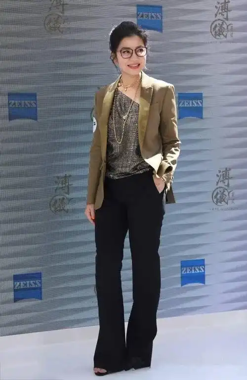 59岁钟楚红真有贵妇气质,戴金项链配大边框眼镜,丝毫不显土气