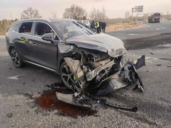 乌兰察布发生一起交通事故!路口未让右侧车辆先行,惨烈碰撞骤然发生