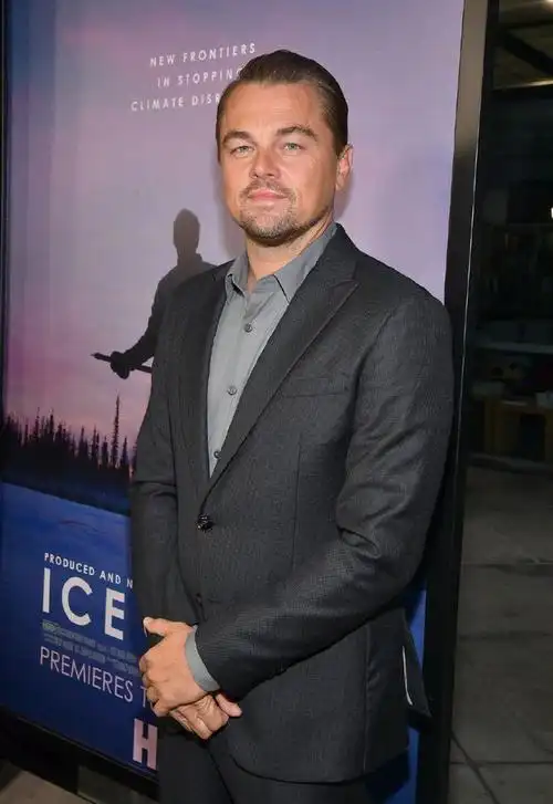 小李子莱昂纳多为环保呐喊虽然西装都穿成了胖企鹅但心超可爱