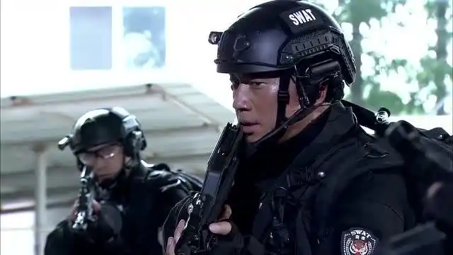 猛虎突击队闯进汽修厂救人质,罪犯瞬间被控制,太帅了!