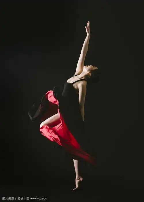 在黑色背景上跳舞的女人的摄影