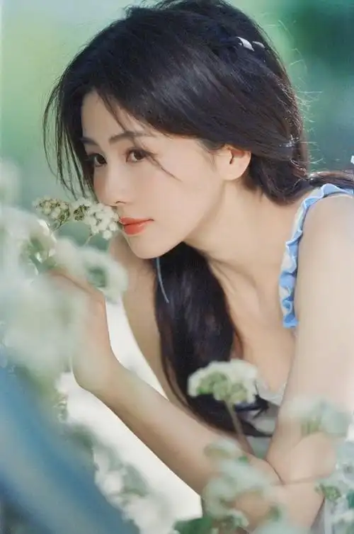 现在整个人都透着一种从容不迫,温柔而坚定!