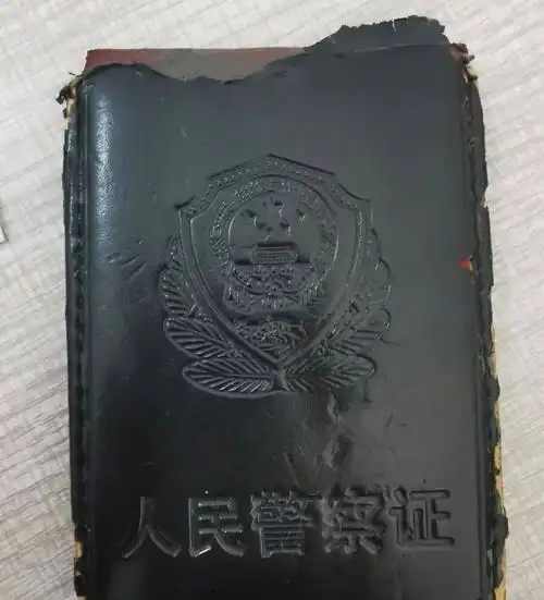 便衣男子钻进即将驶离的车内,称自己是洪山派出所的刘警官,并出示了"