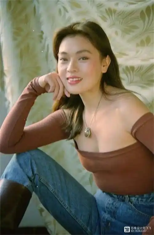 看了59岁王静打扮,我悟了:衣要穿紧,发要大卷,优雅大气