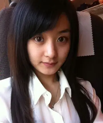 刚出道的赵丽颖,那时候超级喜欢戴发饰,还宠溺的搂着关晓彤