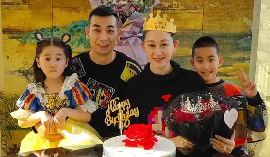 赵文卓一家四口赶机,夫妻轮流牵儿子好宠溺,小女儿坐地上无人管_腾讯