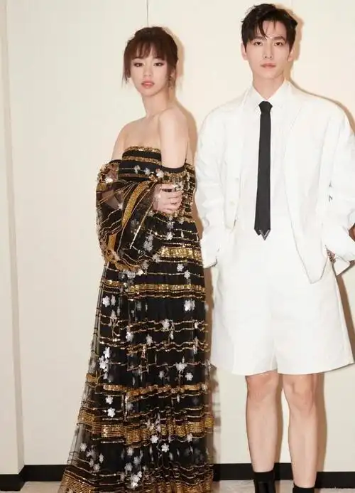 昨日,杨洋作为华伦天奴的合作明星出席了品牌晚宴,他一身黑白西装搭配