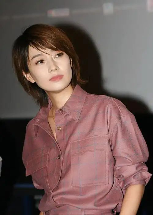 马伊琍剪掉10年长发变波波头,气质都不一样,至少年轻15岁,这款发型