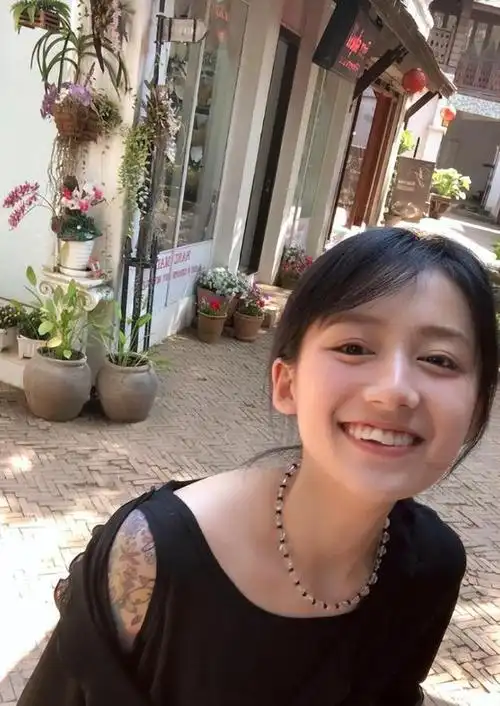 李诞女友黑尾酱晒大尺度性感照,网友:喝多了放飞自我吗?