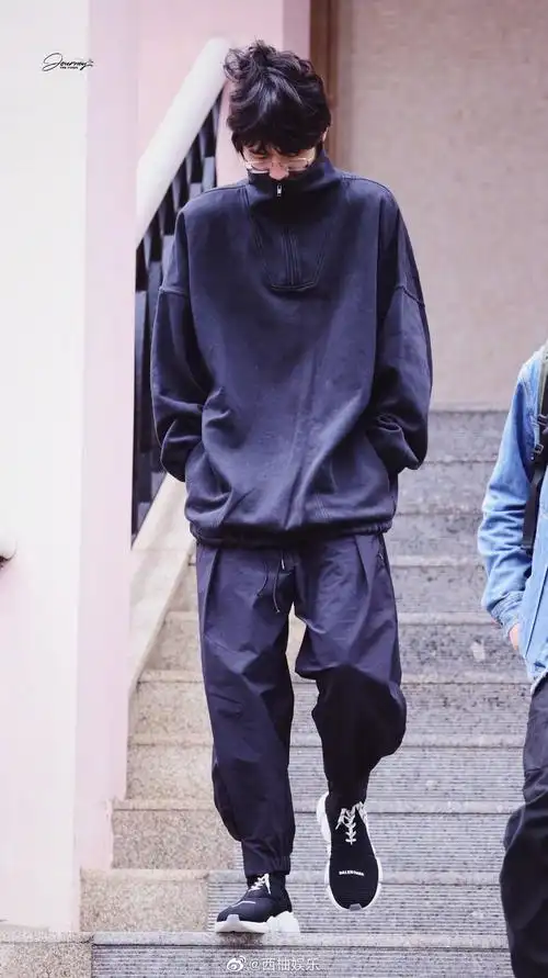 刘昊然现身医院疑似看骨科一个小时后才出来