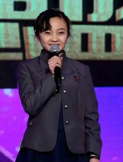 其实林妙可的真唱杨沛宜小时候也不丑,为什么张艺谋觉得她不好看不能