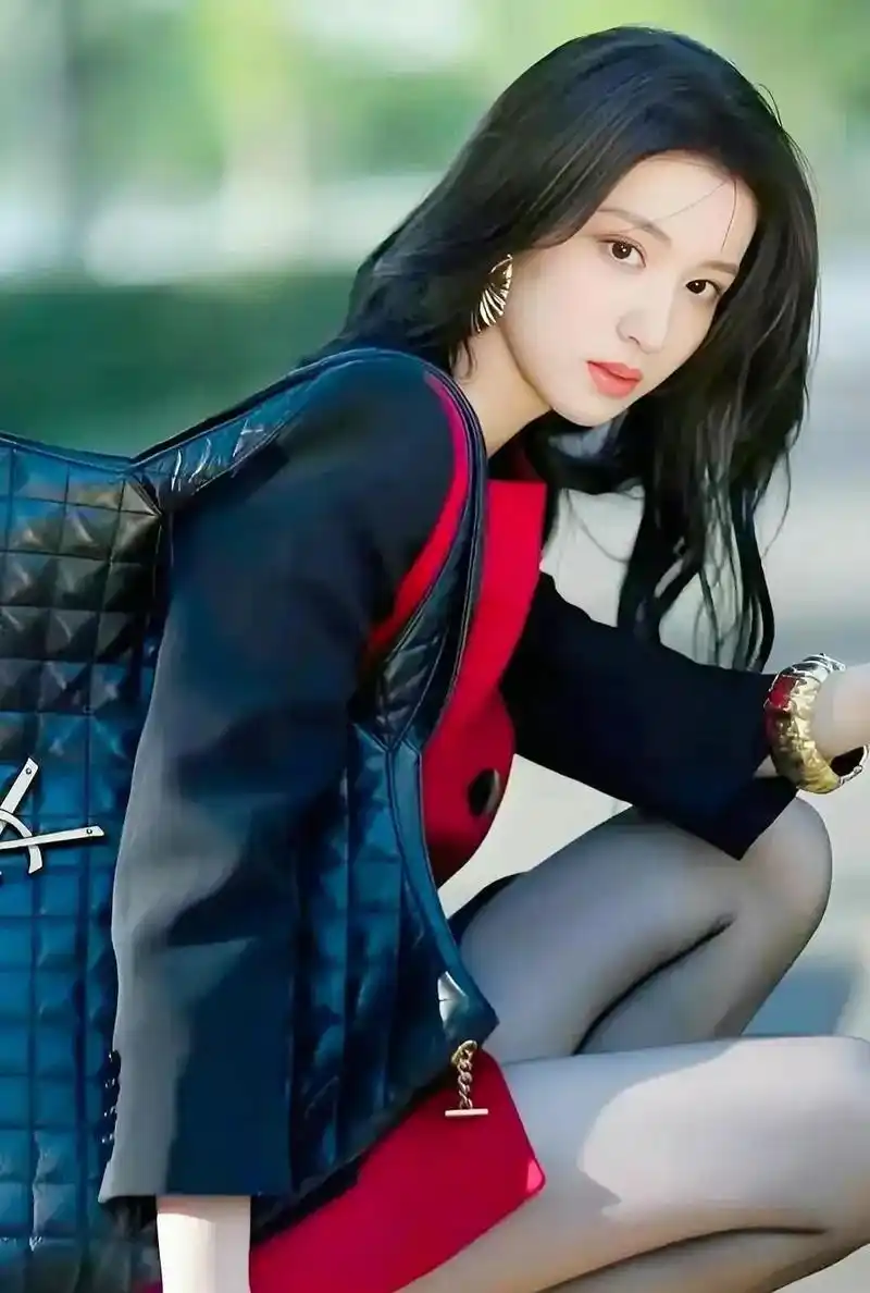 芳华靓丽,气质迷人的王楚然,香甜心爱的写真照