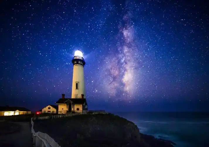 美丽夜晚中的灯塔