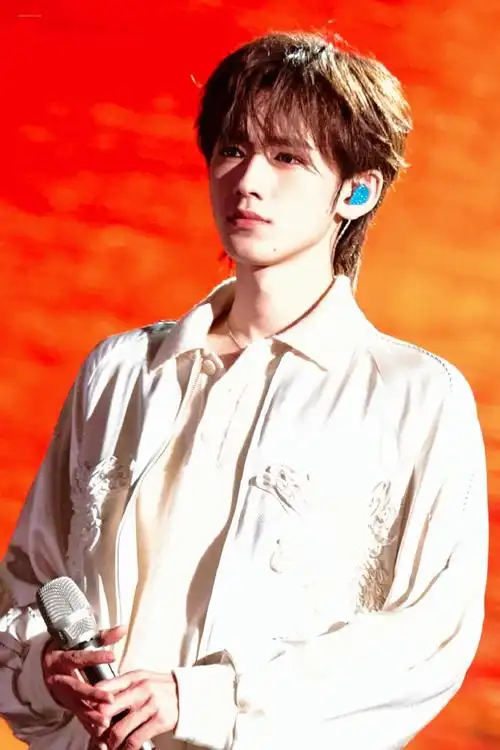 蓝色耳返特别漂亮呢!#宋亚轩声生不息