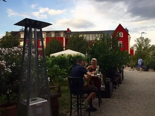 在酒庄喝酒的人们