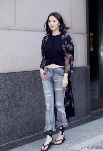 小宋佳示范夏季牛仔裤穿搭,学起来