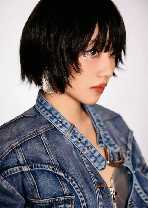 刘惜君齐刘海短发