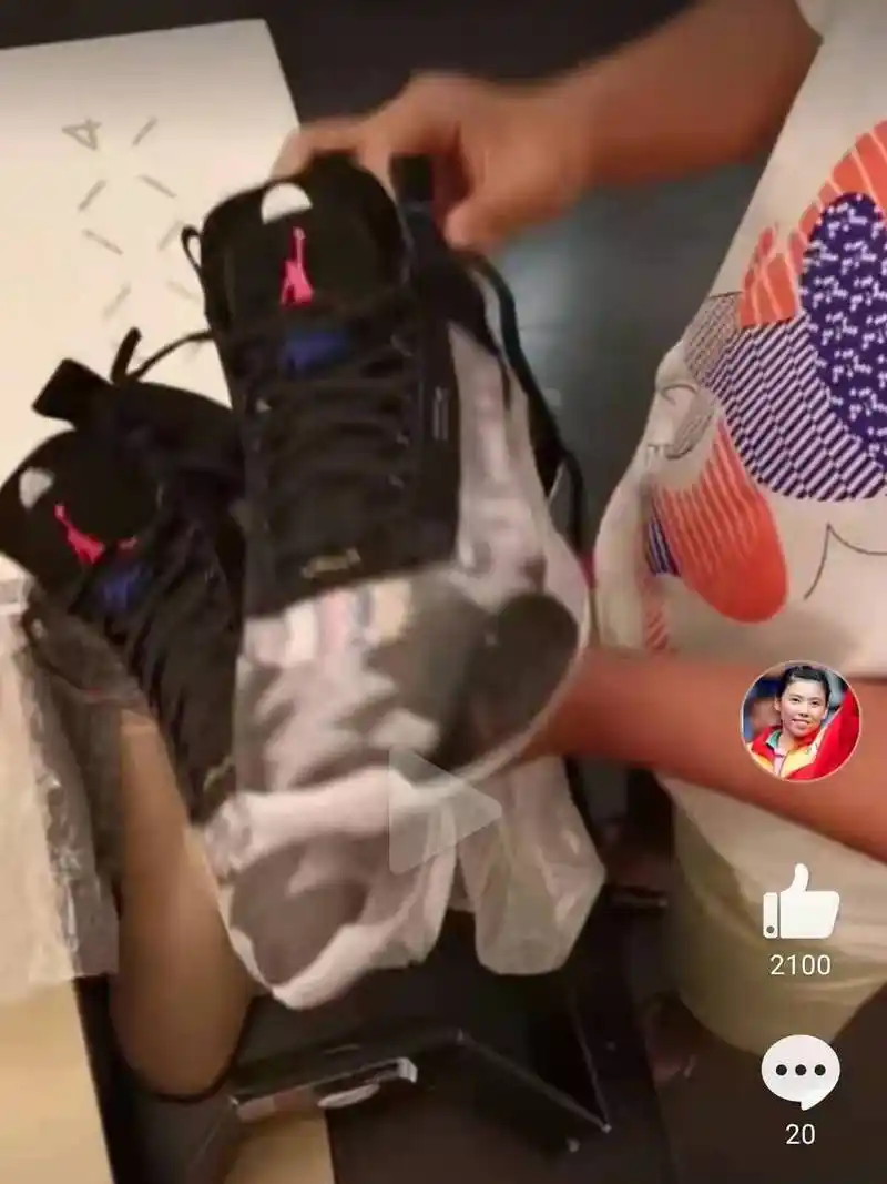 邓亚萍送刚拿冠军的儿子一双球鞋并强调打折网友害怕被喷