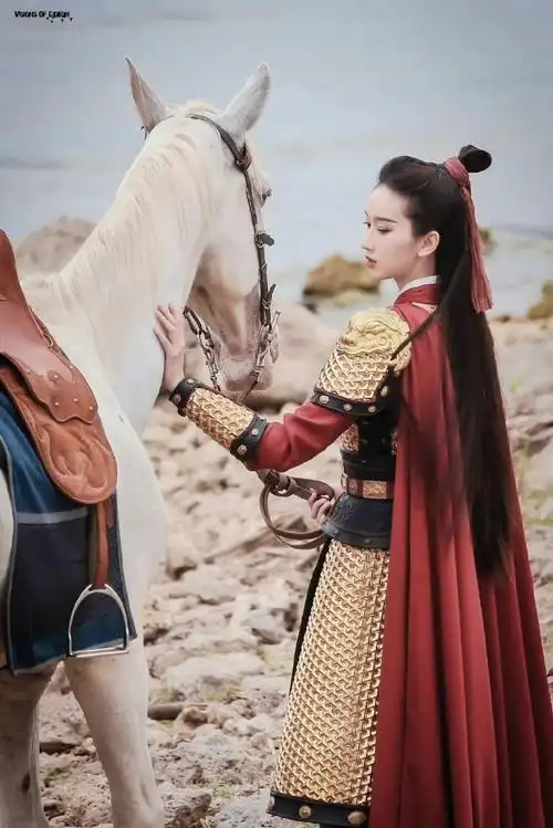 还是为爱抛弃一切美艳凶悍的疯批角色都能完美适配 女将军造型也鲨疯!