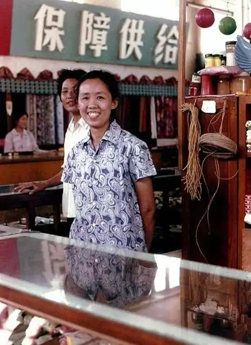 改革开放前,人们买衣服要凭布票,那时的衣服以"蓝,黑,灰,绿"为主色调