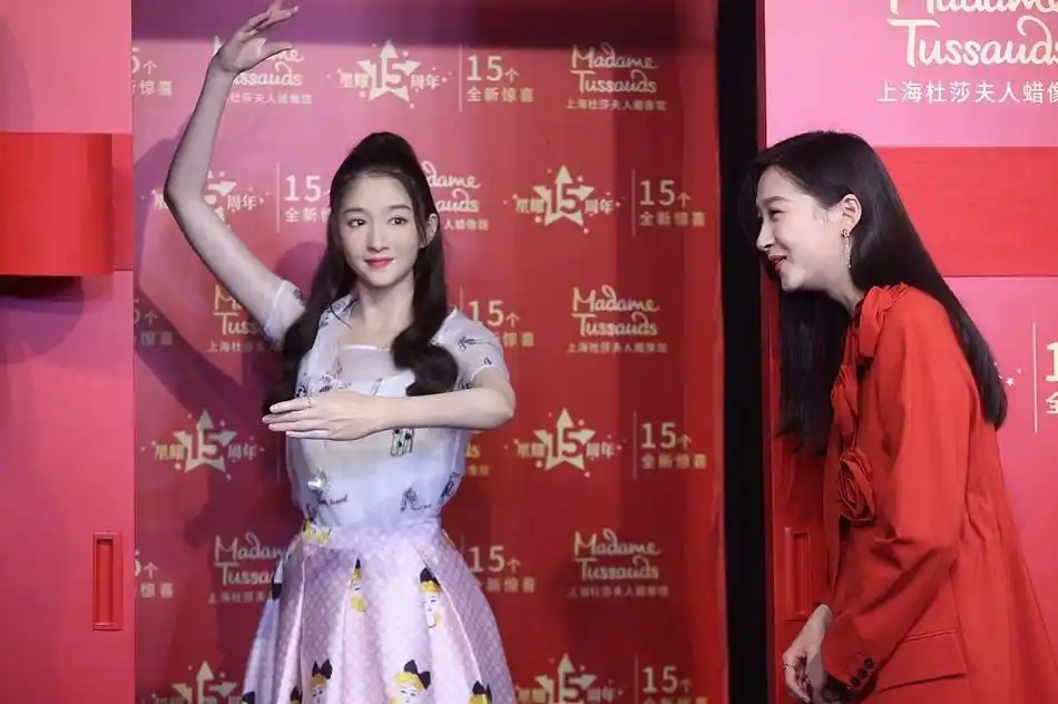 关晓彤见自己的蜡像捂嘴笑不停 嘟嘴拍合影好俏皮