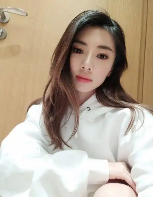 郑恺前女友晒自拍美照五官精致气质出众积极向上正能量满满