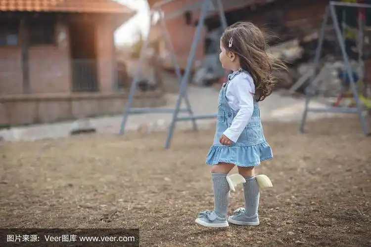 公园里小女孩的侧视图